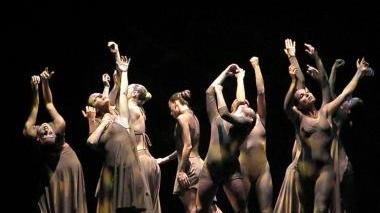 Le giovani ballerine del Chaos Dance Company guidate da Valeria Delfino si esibiranno nella “Ballata per archi” al Galà di Parigi