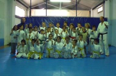 Il gruppo dei giovani judoka dei Vigili del Fuoco con i loro istruttori 