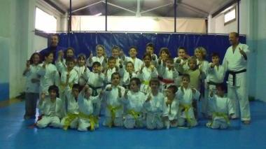 Il gruppo dei giovani judoka dei Vigili del Fuoco con i loro istruttori