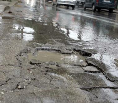 Anche nelle strade di Pescia le buche sono frequenti 