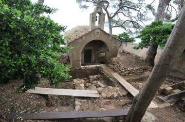 La chiesa di San Cerbone, a Baratti, &egrave; seriamente minacciata dallerosione 