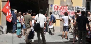 Un presidio di precari davanti alla facolt&agrave; di lettere 