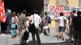Un presidio di precari davanti alla facoltà di lettere