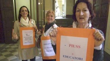 Due momenti della protesta dei genitori