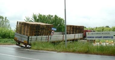 Tir finisce nel fosso sulla Vicarese in un tratto vietato agli autocarri