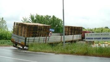 Tir finisce nel fosso sulla Vicarese in un tratto vietato agli autocarri