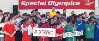 Foto di gruppo degli studenti pistoiesi e pratesi indieme ai disabili 