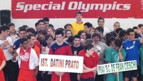 Foto di gruppo degli studenti pistoiesi e pratesi indieme ai disabili