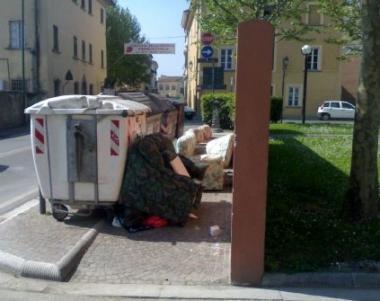 Rifiuti ingombranti conferiti in modo irregolare ad un cassonetto a Ponsacco 