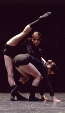 Una fase di uno spettacolo da parte delle atlete della Accademia Danza Sportiva Studio 44         
