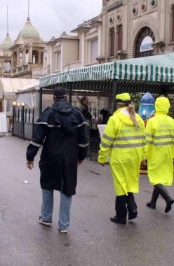 <b>BUON LAVORO.</b> Due agenti entrate in servizio per sei mesi al lavoro in Passeggiata indossando impermeabili diversi da quelli dordinanza. Per loro ed i colleghi le divise non sono ancora pronte            
