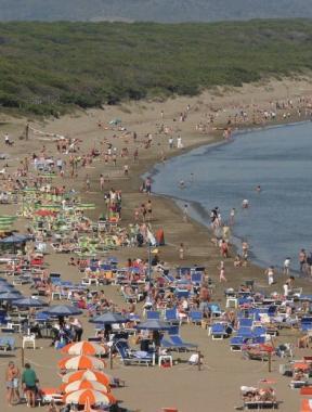 <b>FENIGLIA</b> La spiaggia con alle spalle la grande pineta 