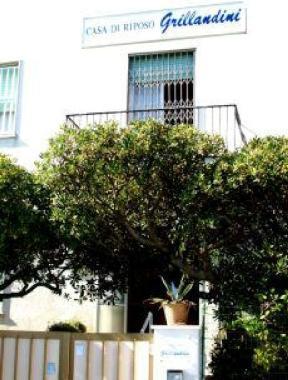 La residenza per anziani Villa Ghillardini si trova nella caletta di Castiglioncello 