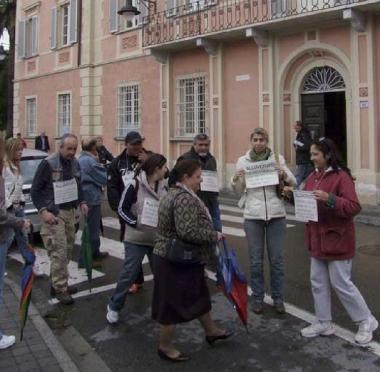 Due momenti della protesta degli alluvionati davanti al Comune di Vecchiano    