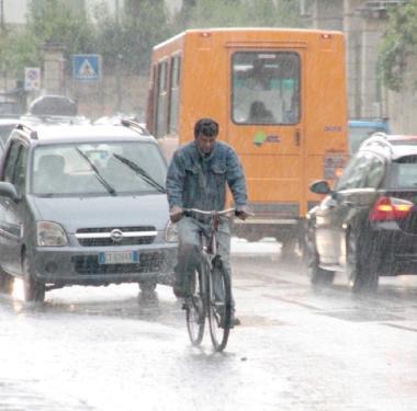 Un uomo in bicicletta sorpreso dal diluvio di ieri pomeriggio 