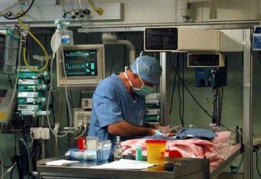 Murzi In alto: il medico mentre opera 