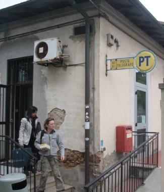 <b>POSTE PRESE DI MIRA.</b> A sinistra, gli esperti della scientifica, A destra, lufficio postale e la polizia. In basso, Claudia Bracci che ha sventato i colpi 