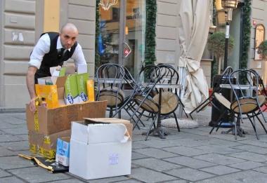 Raccolta differenziata in un bar del centro 