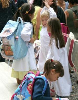 Bambini della scuola elementare in una foto di archivio       