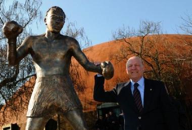 Sandro Mazzinghi accanto alla sua statua 