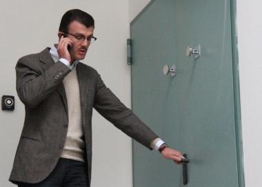 Lassessore Giorgio Silli davanti alla porta dellanticamera. A destra Giuseppe Mocera 