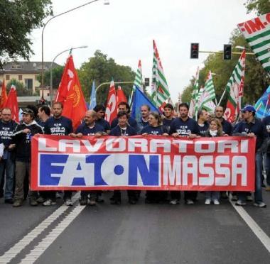 <b>CORTEO. </b>I lavoratori Eaton sfilano per protestare  