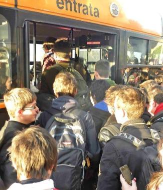 Studenti salgono sul bus. A sinistra il direttore Copit Renzo Capperi 
