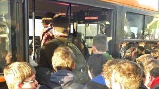 Studenti salgono sul bus. A sinistra il direttore Copit Renzo Capperi