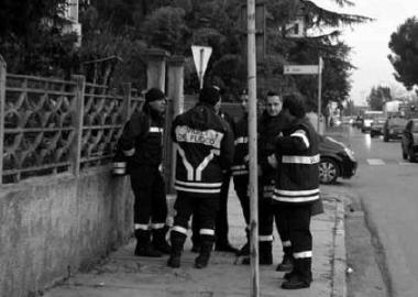Una squadra dei vigili del fuoco in azione 