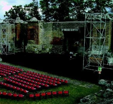 Unimmagine del teatro romano con un allestimento 