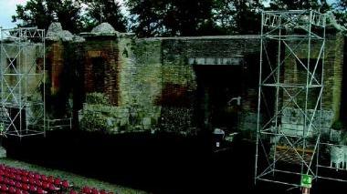 Un’immagine del teatro romano con un allestimento