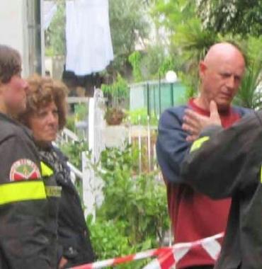Teresa Dini e Mauro Boni parlano con i vigili del fuoco 