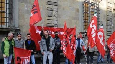 Un presidio degli operai Cdm davanti alla sede degli Industriali