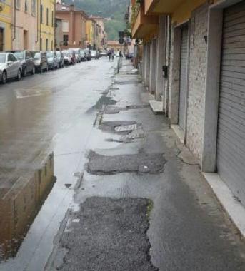 Un marciapiede sconnesso 