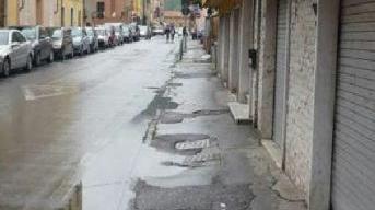 Un marciapiede sconnesso