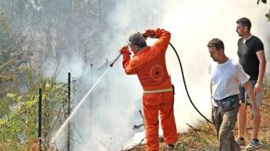 Vigili del fuoco in azione per spegnere un incendio