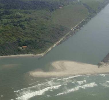 Una veduta aerea della Bocca del Serchio   