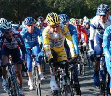 Il pisano Alessio Galletti (al centro) in gara   