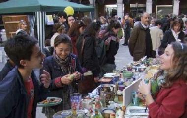 Un mercatino di solidariet&agrave; 