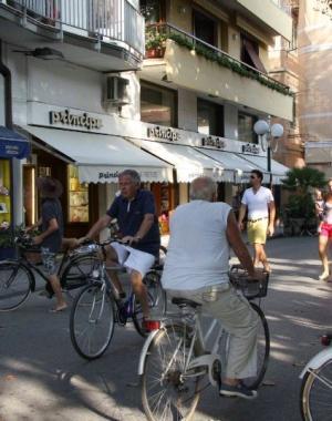 Ciclisti in bici a Forte 