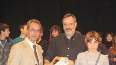 Nella foto centrale, il teatro 4 Mori gremito dagli studenti e dai rappresentanti delle istituzioni