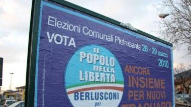 Cartelloni elettorali a Pietrasanta