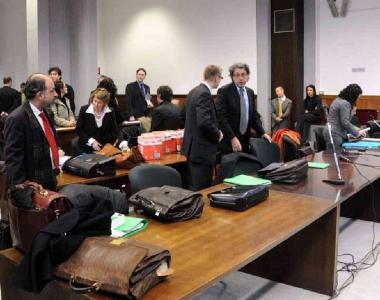 <b>IN AULA.</b> Al centro il giudice Ermanno De Mattia Ai lati, il folto gruppo degli avvocati Molti di loro rappresentano le famiglie dei defunti che hanno deciso di costituirsi parte civile   