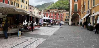 Nuova dislocazione dei banchi del mercato in piazza Alberica A destra: Antonio Chiappini di Cna 