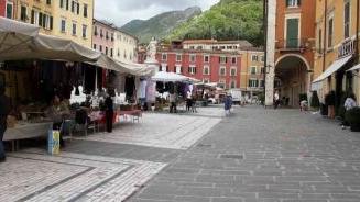 Nuova dislocazione dei banchi del mercato in piazza Alberica A destra: Antonio Chiappini di Cna