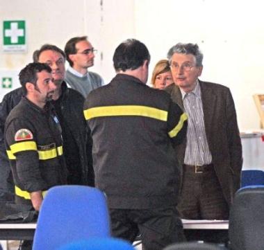 Sopra, il sopralluogo allex Answers,a fianco i tecnici sul tetto del capannone 