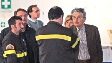 Sopra, il sopralluogo all’ex Answers,a fianco i tecnici sul tetto del capannone