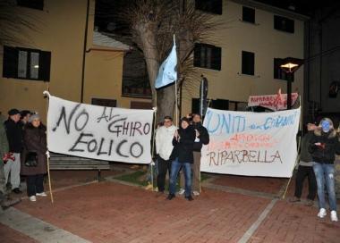 Una manifestazione contro il parco eolico 