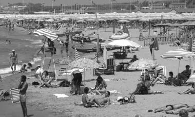 <b>SPIAGGIA: </b>confermate le limitazioni agli acquascooter e ai surf. Per questi mezzi speciali corsie di atterraggio 