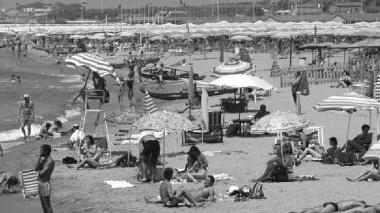 <b>SPIAGGIA: </b>confermate le limitazioni agli acquascooter e ai surf. Per questi mezzi speciali corsie di atterraggio
